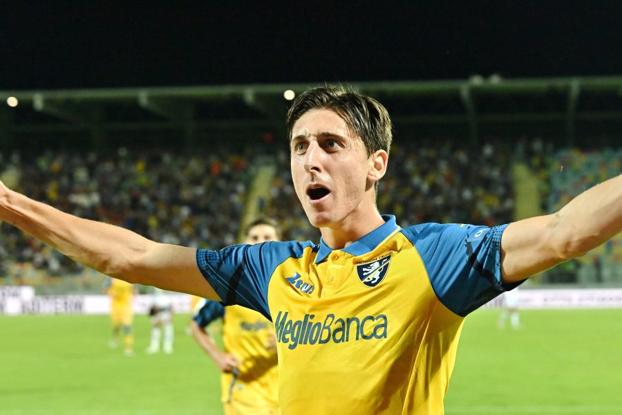 Un calciatore del Frosinone esulta con la maglia giallazzurra