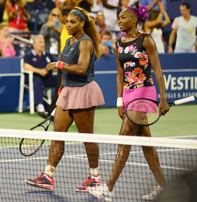 Serena e Venus Williams durante un match di doppio