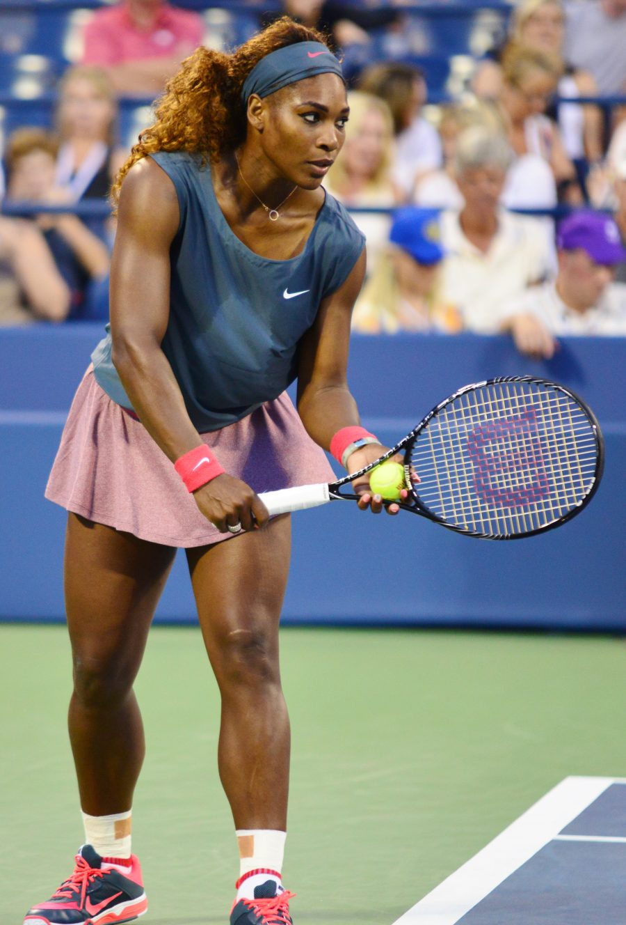 Serena Williams in azione durante un match di doppio agli US Open