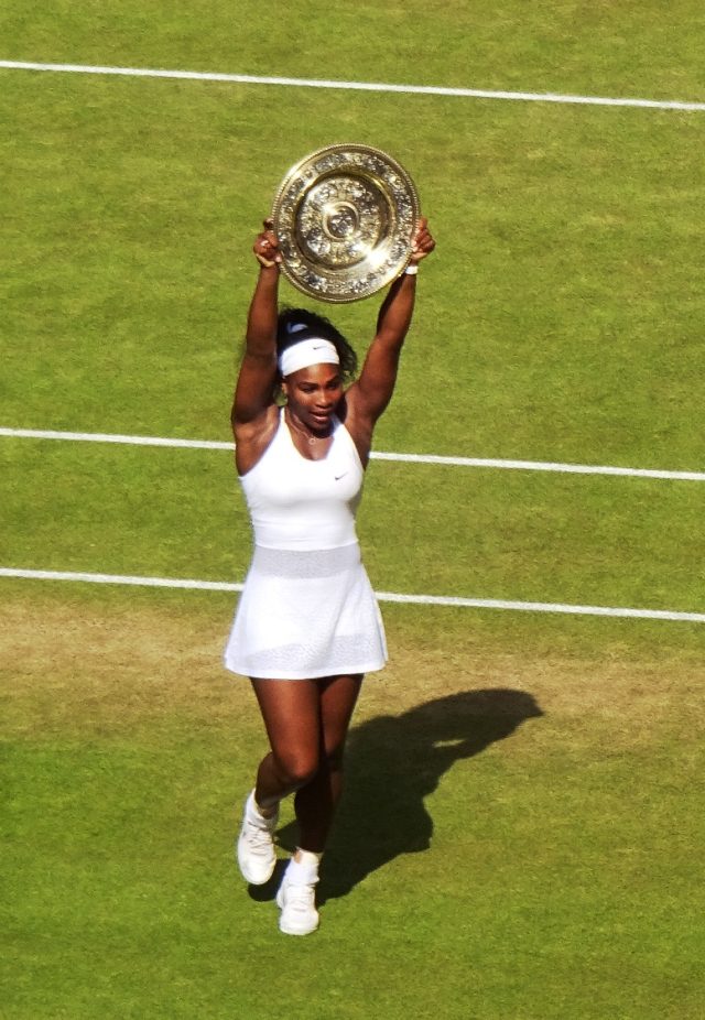 Serena Williams sul campo centrale di Wimbledon con il trofeo