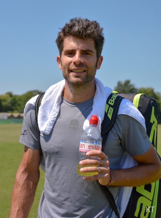 Simone Bolelli in azione su un campo da tennis