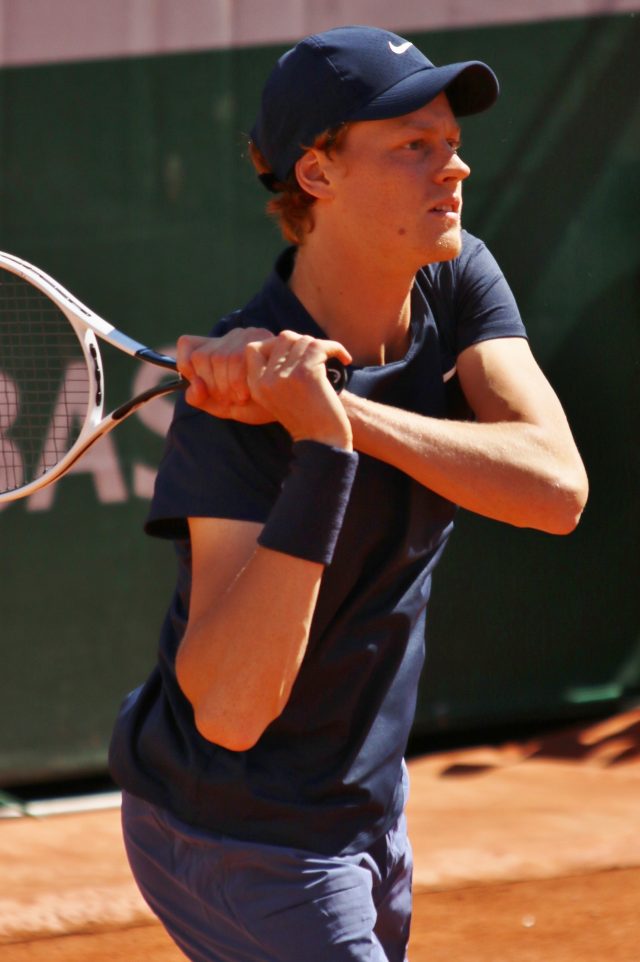 Jannik Sinner in campo durante un torneo del Grande Slam