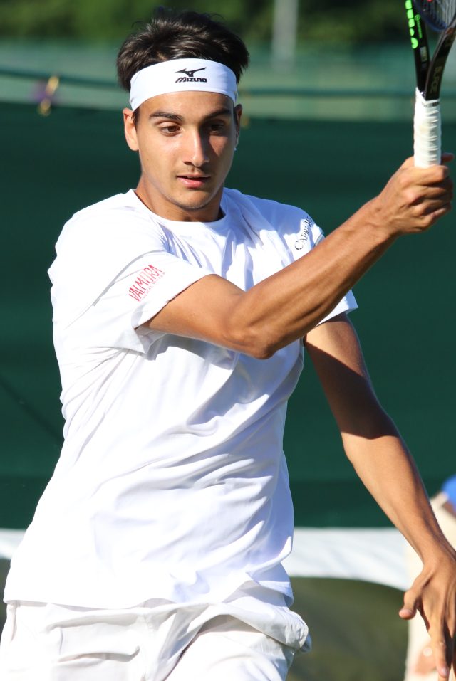 Lorenzo Sonego in campo sull’erba di Wimbledon