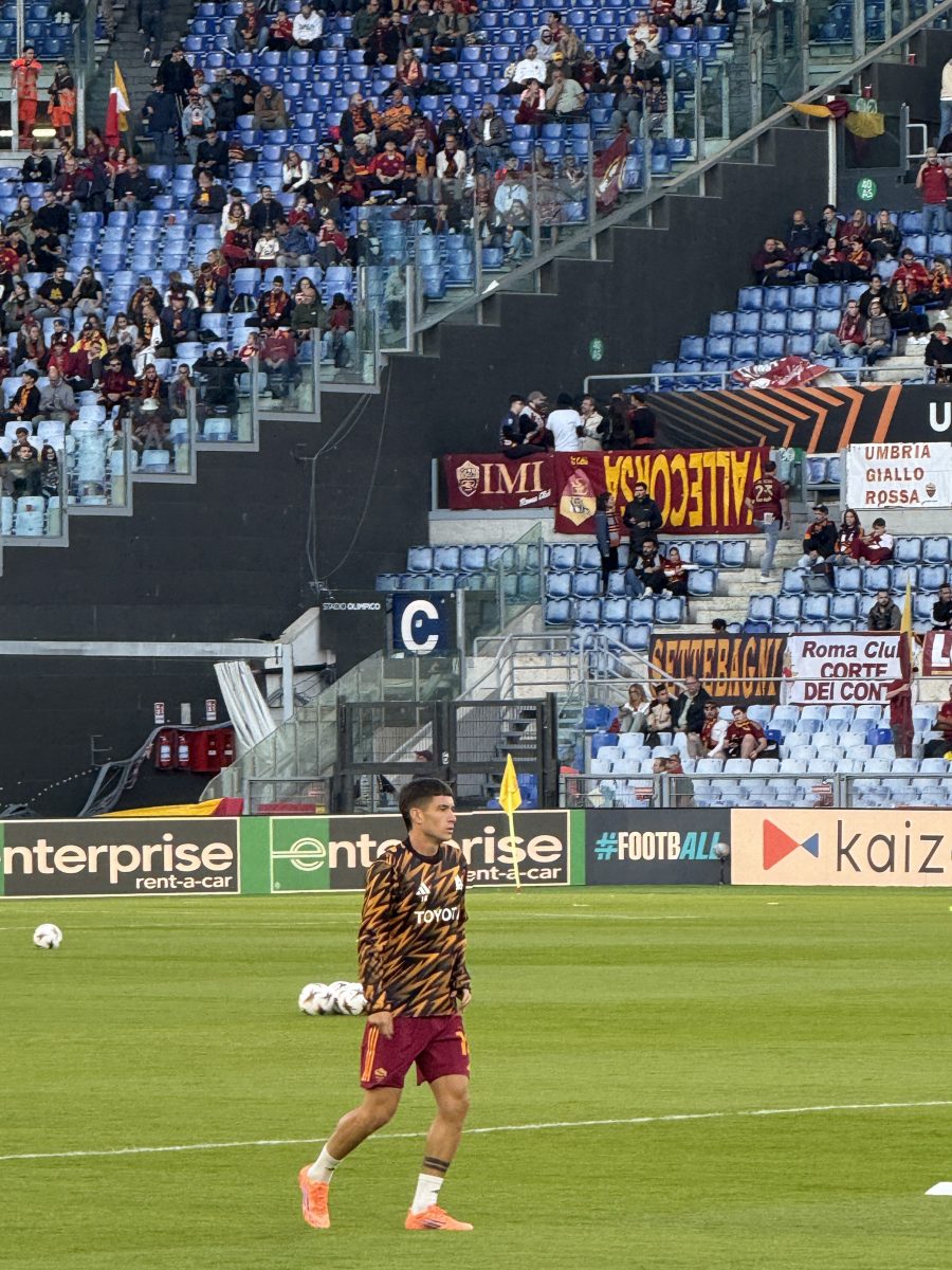 Matias Soulé durante il riscaldamento prima di Roma-Lille