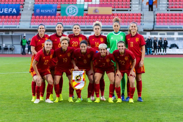 La nazionale femminile spagnola prima di una partita contro la Germania