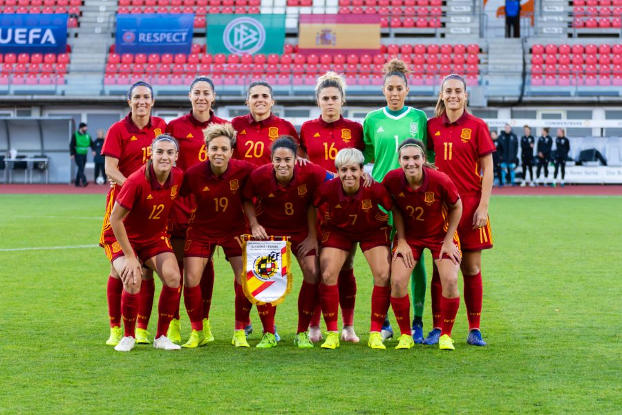La nazionale femminile spagnola prima di una partita contro la Germania
