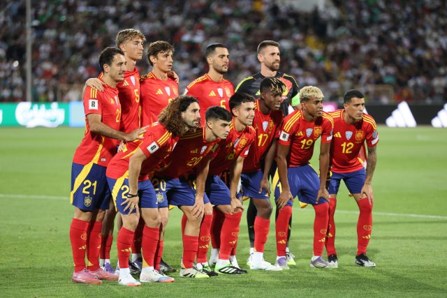 La nazionale spagnola di calcio prima di una partita nel 2025