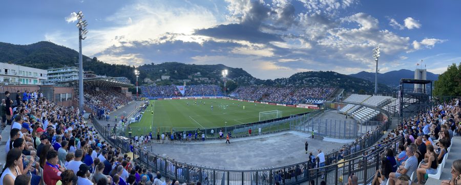 Vista panoramica dello stadio Sinigaglia e del contesto cittadino di Como