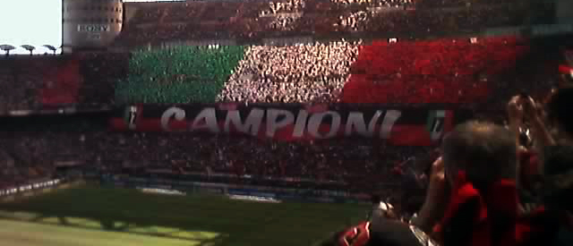 Coreografia dei tifosi del Milan sugli spalti di San Siro