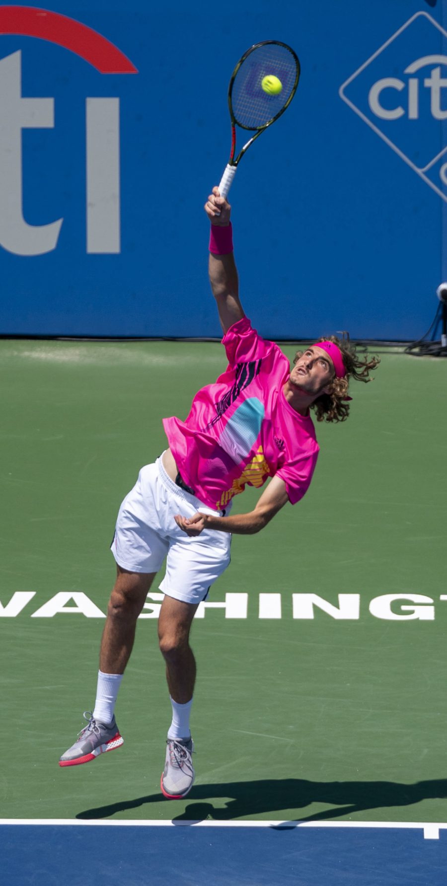 Stefanos Tsitsipas al servizio durante un match di tennis