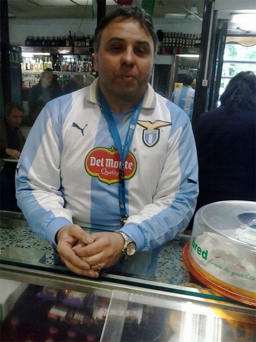 Tifosi della Lazio con colori biancocelesti