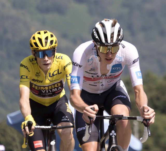 Tadej Pogacar e Jonas Vingegaard durante una tappa del Tour de France