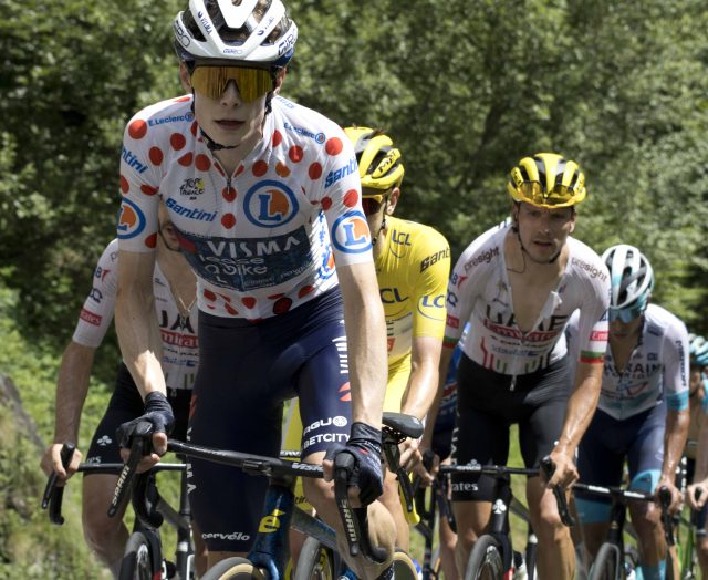 Jonas Vingegaard e Tadej Pogacar in azione al Tour de France