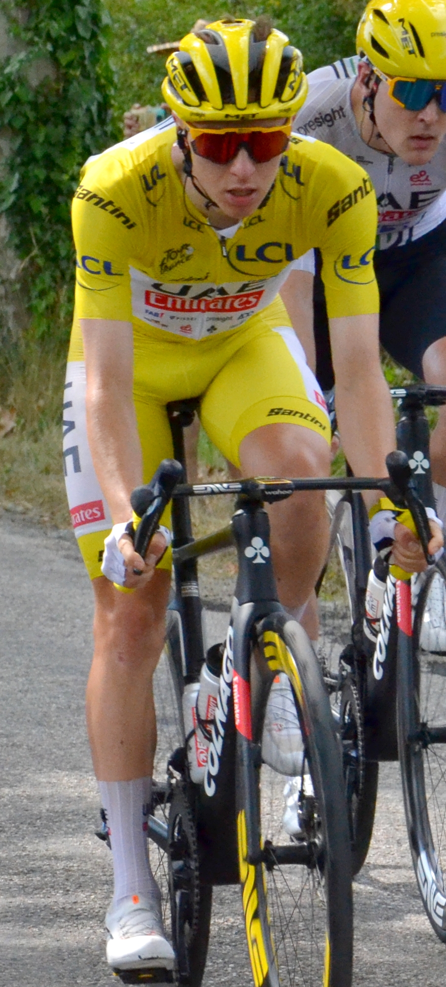 Tadej Pogacar in maglia gialla durante una tappa del Tour de France