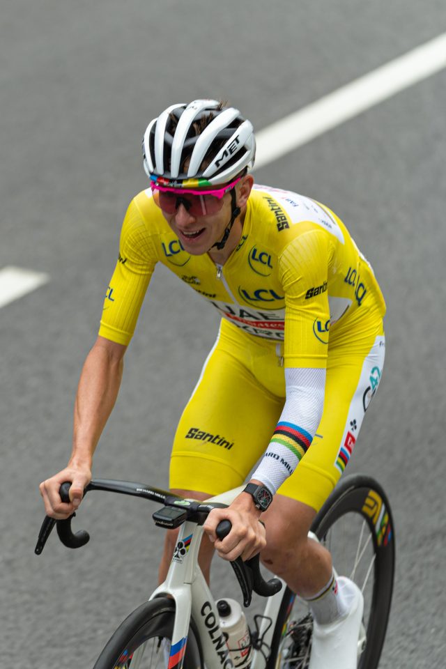 Tadej Pogacar con la maglia gialla al Tour de France 2025