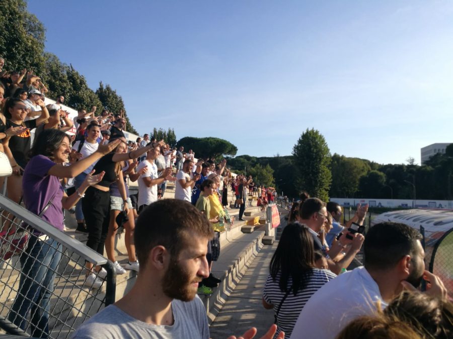Tifosi al Tre Fontane durante una partita della Roma femminile