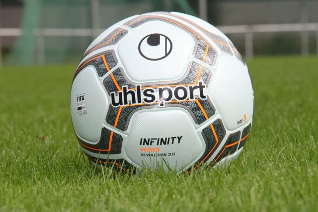 Pallone da calcio su erba, immagine simbolica per il KOMBAT Ball Serie BKT 2026/27