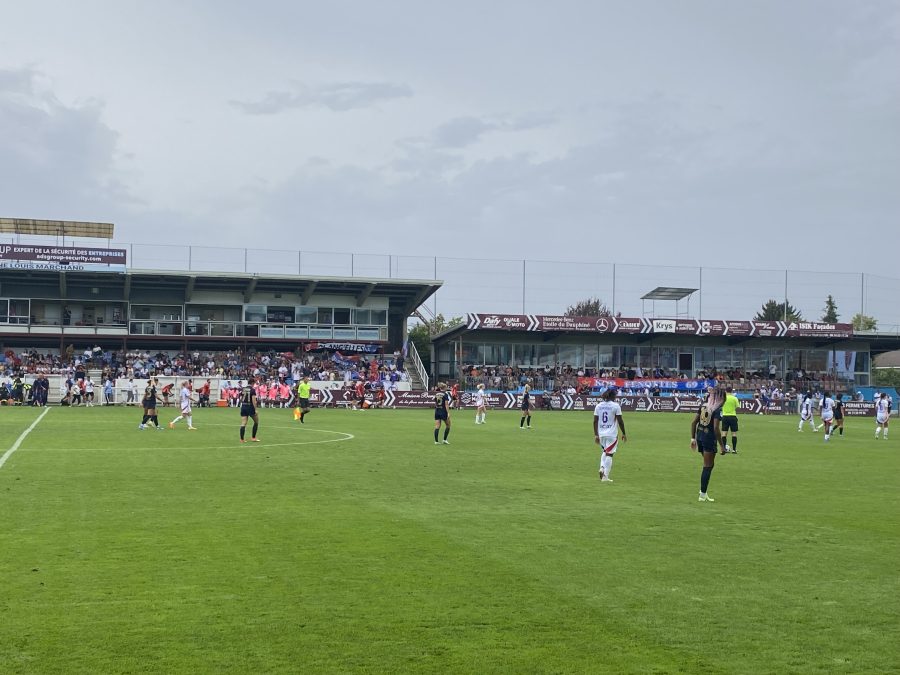 Azione di una partita femminile tra Lione e Juventus