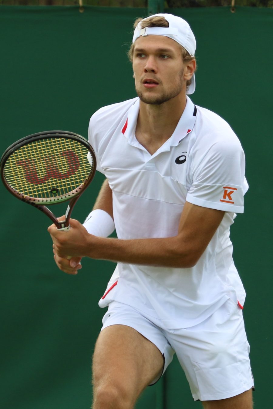 Otto Virtanen in azione sull erba di Wimbledon