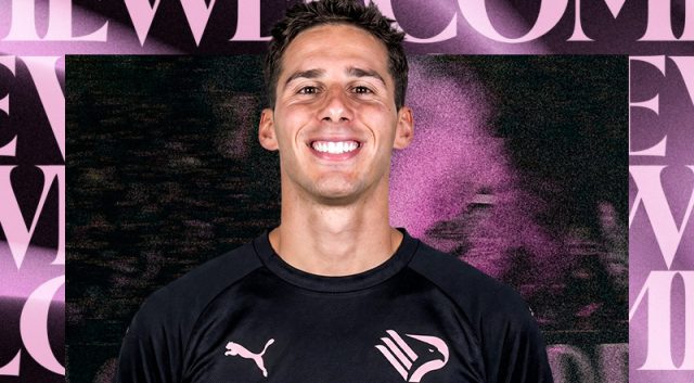 Tommaso Cassandro con la maglia del Palermo dopo l’annuncio ufficiale