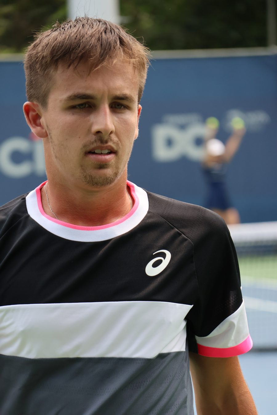 Zachary Svajda durante un match di tennis
