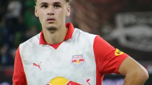 Kerim Alajbegovic in campo con la maglia del Red Bull Salzburg