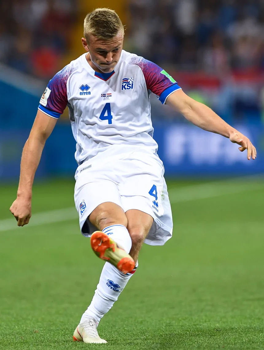 Albert Gudmundsson in azione con la nazionale islandese