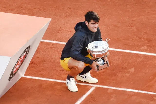 Carlos Alcaraz con il trofeo del Roland Garros 2024