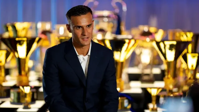 Aleksandar Stankovic con la maglia dell Inter nella foto ufficiale di presentazione