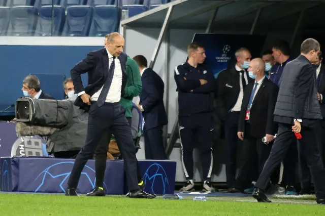 Massimiliano Allegri in area tecnica durante una partita europea