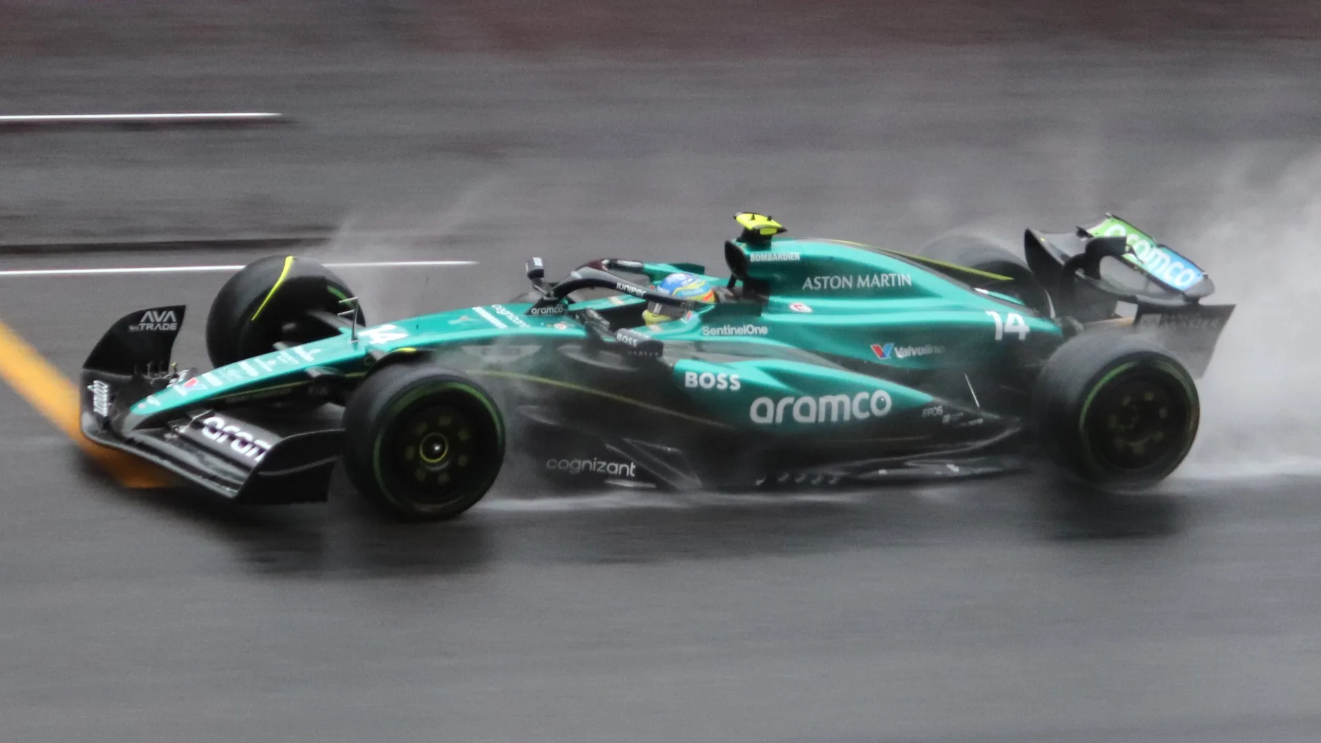 Fernando Alonso con Aston Martin in condizioni di pista bagnata