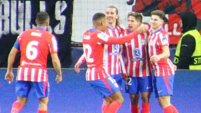 Julián Álvarez festeggia con i compagni dell’Atlético Madrid in Champions League