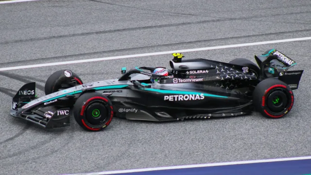 Kimi Antonelli sulla Mercedes numero 12 in pista