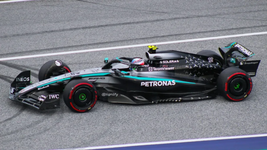 Kimi Antonelli sulla Mercedes numero 12 in pista
