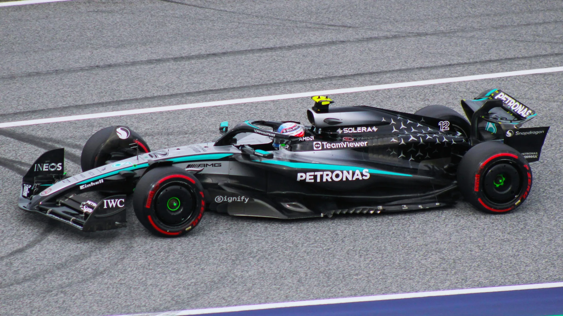 La Mercedes numero 12 di Kimi Antonelli in pista