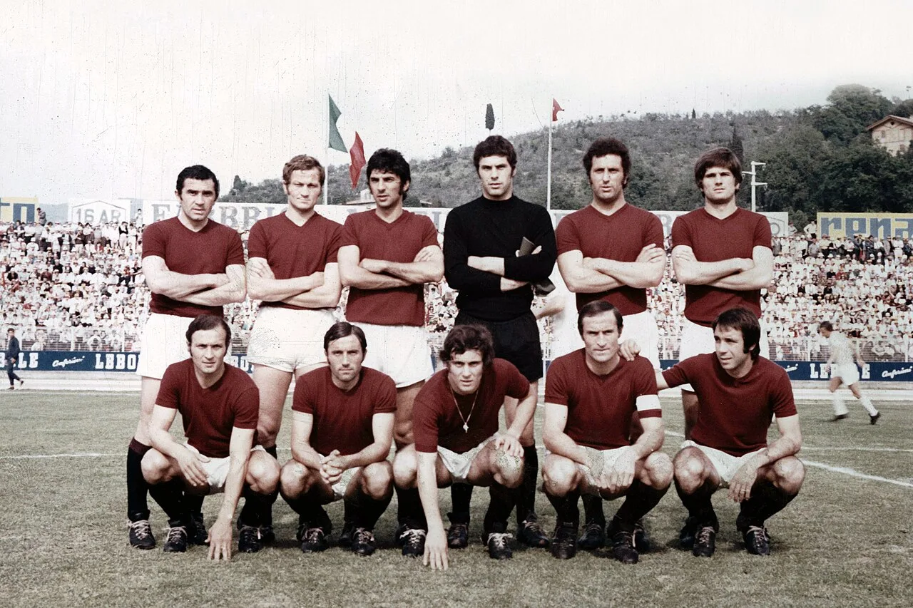 Formazione storica dell'Arezzo in campo con maglia amaranto