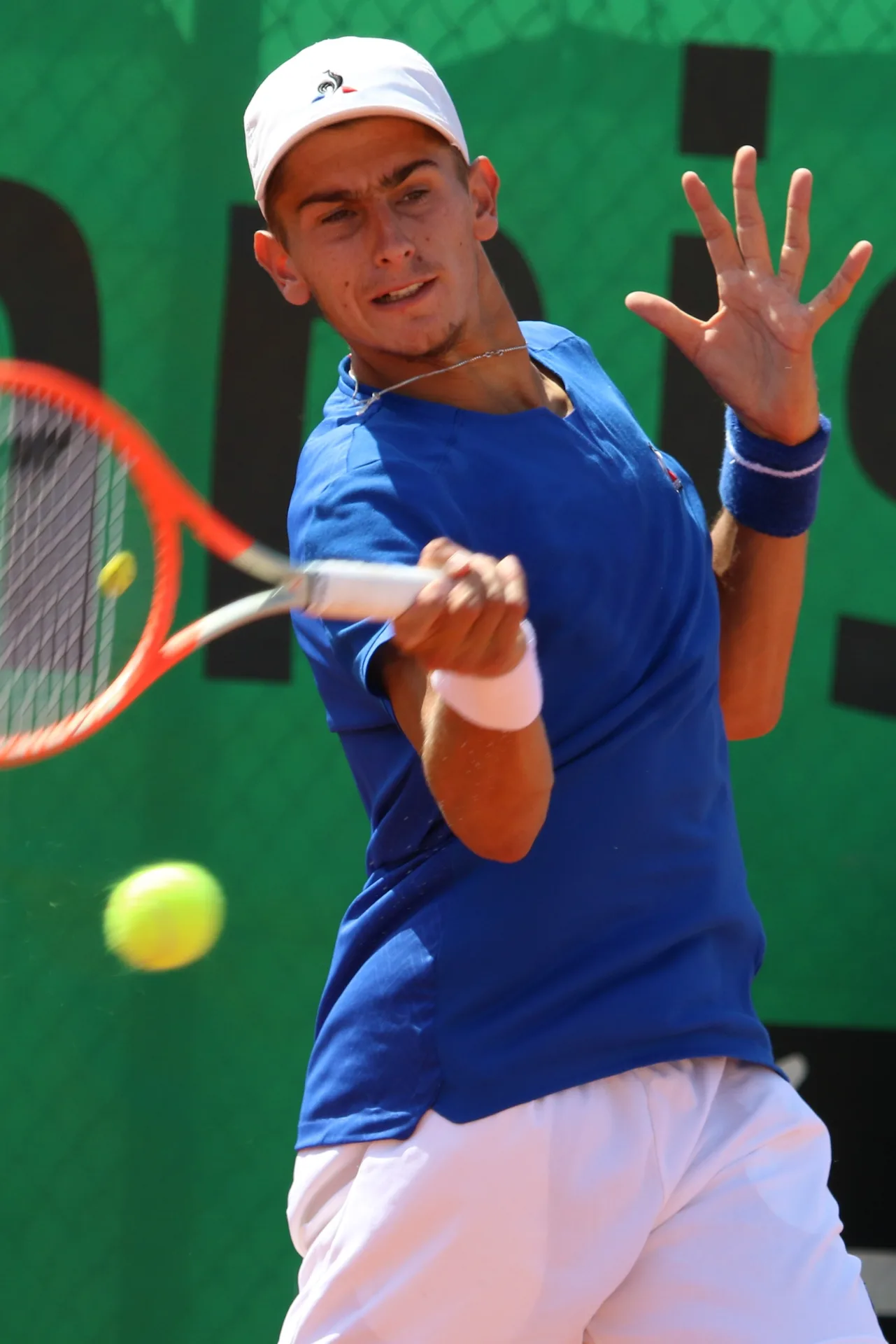 Matteo Arnaldi in azione durante un match di tennis