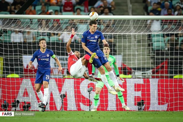 Pierre-Emerick Aubameyang in rovesciata con la maglia dell Arsenal