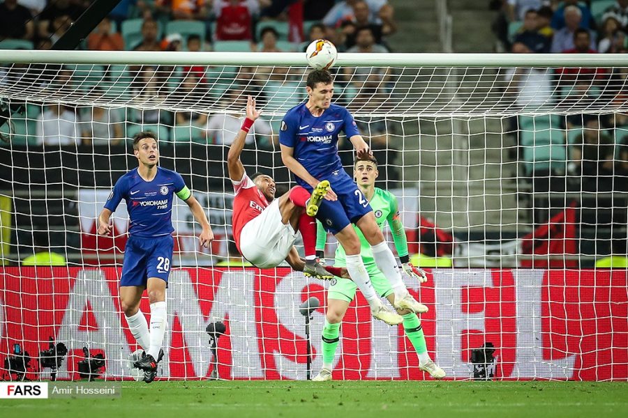 Pierre-Emerick Aubameyang in rovesciata con la maglia dell Arsenal