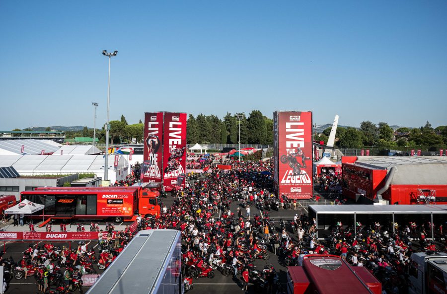 Il paddock Ducati gremito durante il World Ducati Week 2026 a Misano