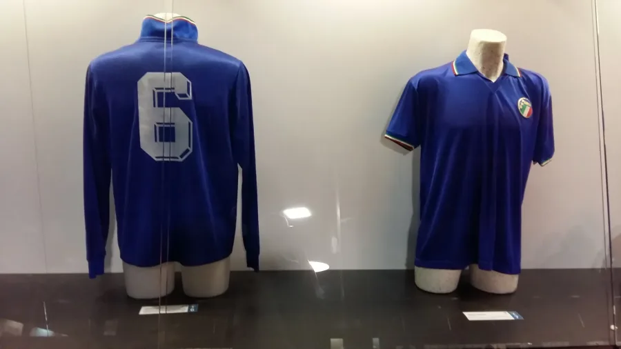 Le maglie numero 6 di Franco Baresi e Paolo Maldini esposte al museo di San Siro