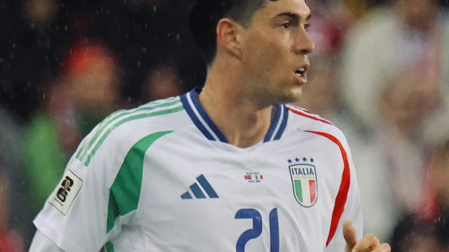 Alessandro Bastoni con la maglia della Nazionale italiana
