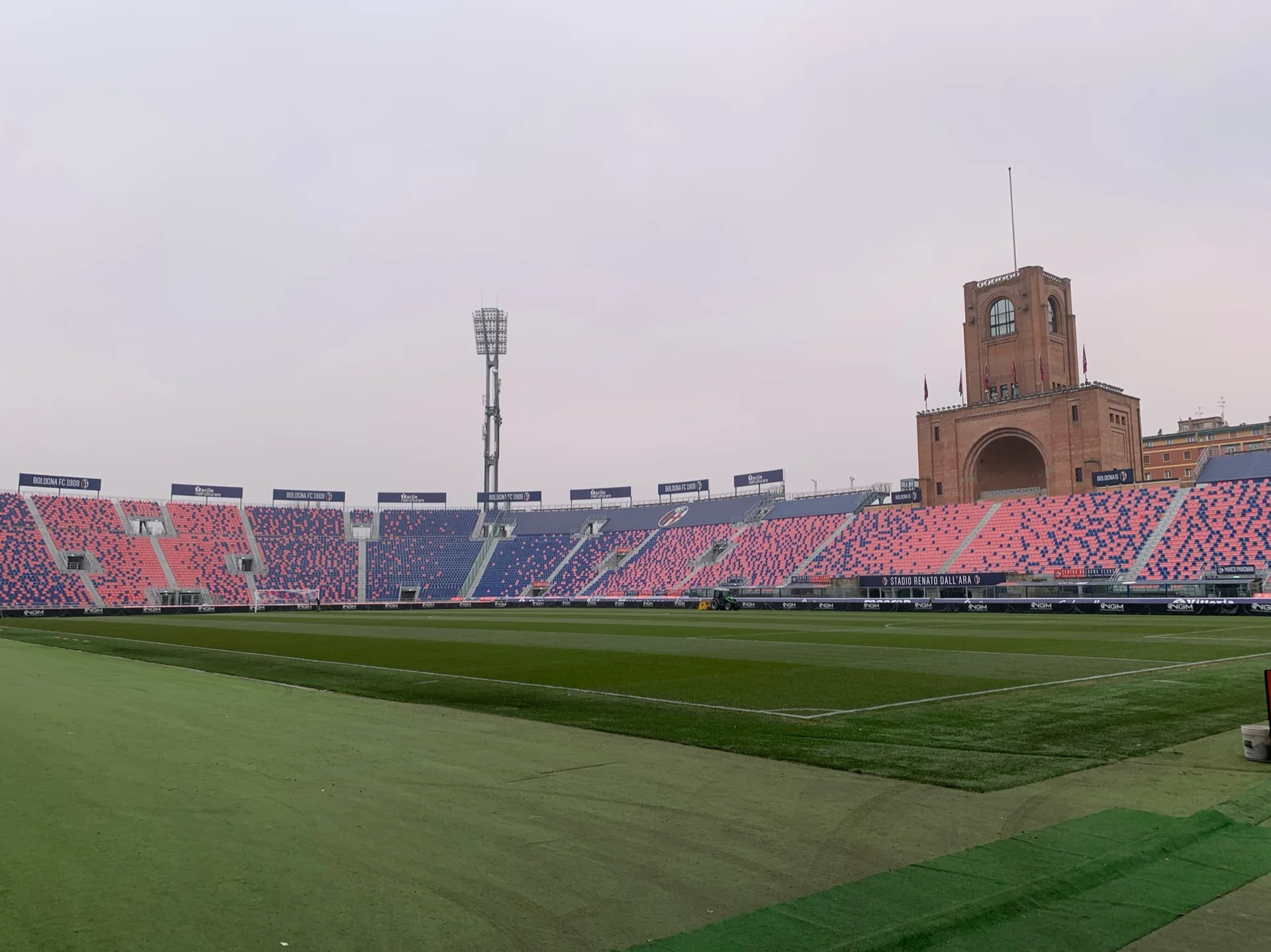 Lo stadio Renato Dall'Ara di Bologna visto dal campo