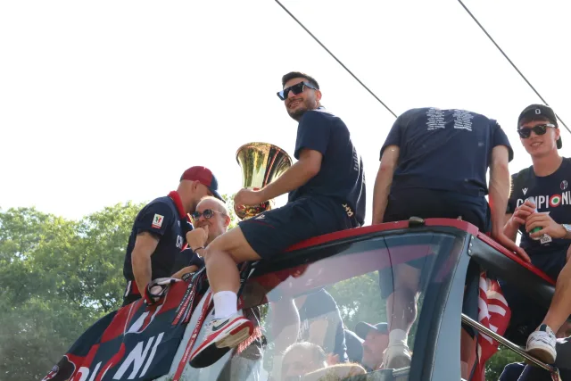 Riccardo Orsolini con la Coppa Italia durante la festa del Bologna