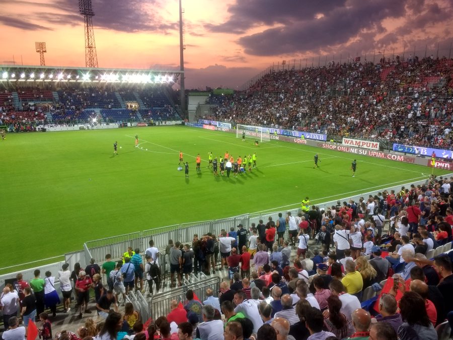 Giocatori del Cagliari durante il riscaldamento alla Sardegna Arena