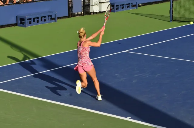 Camila Giorgi colpisce in campo agli US Open durante una partita di tennis