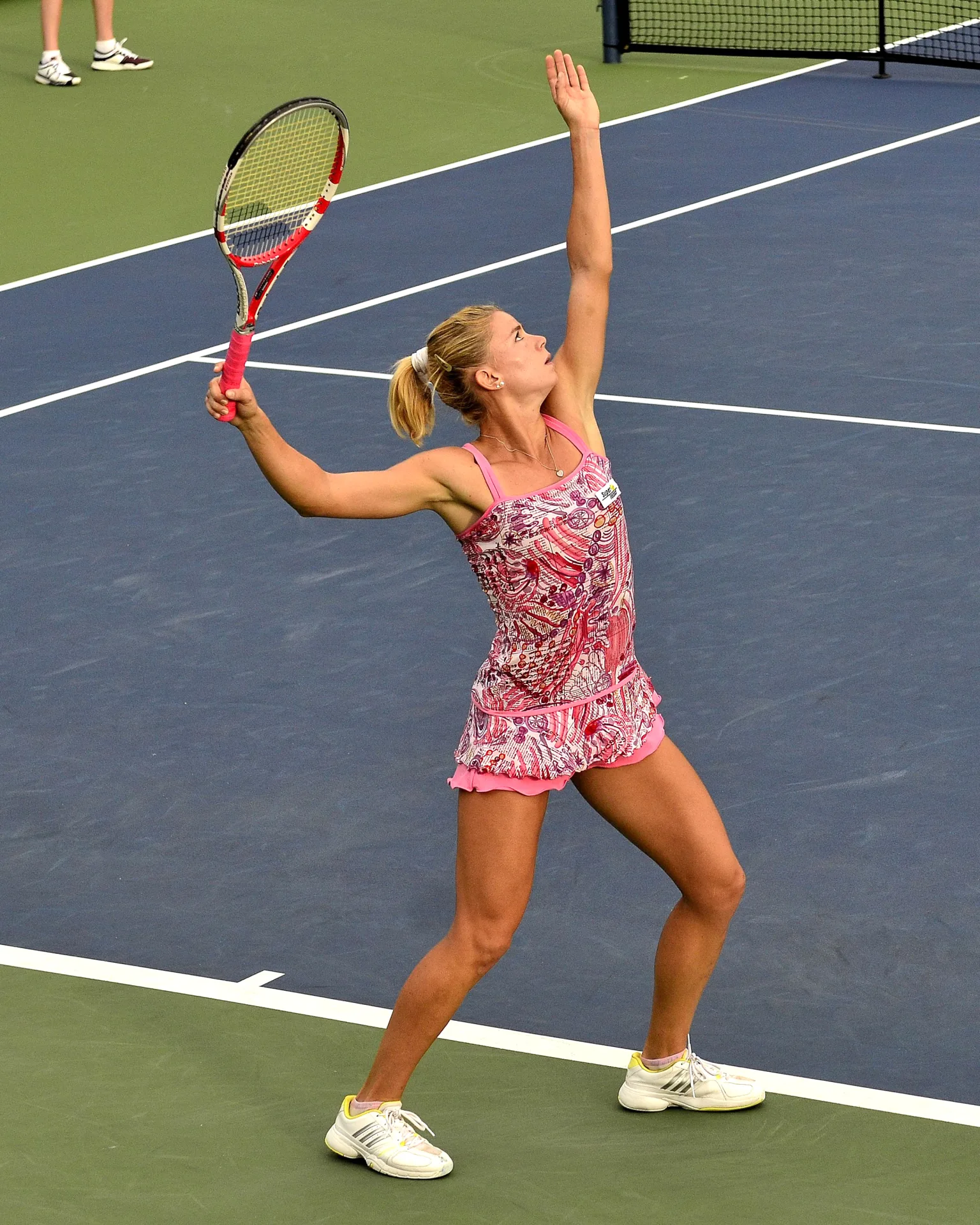 Camila Giorgi serve durante un incontro agli US Open