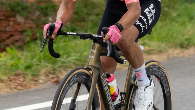 Richard Carapaz in salita con la maglia EF Education-EasyPost