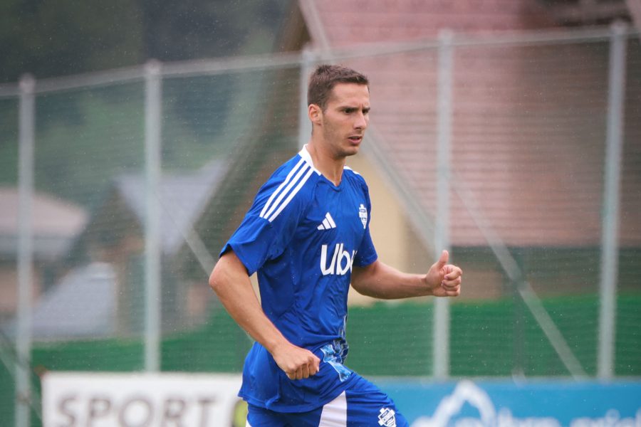 Tommaso Cassandro in maglia Como durante una seduta di allenamento