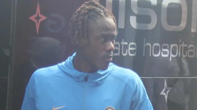 Trevoh Chalobah con la tuta del Chelsea prima di una partita